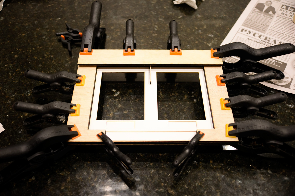 激光切割木壳中的 Kindle 电子纸显示